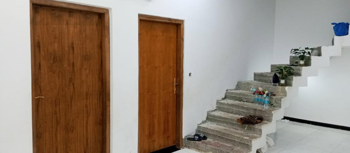 طابو صرف عرصه يتحول مباشره بااسم المشتري البناء قبل ٣ سنوات بناء بلوك مساحه الارض ميتين متر طابق واحد غرفتين منام غرفه بيهه حمام العنوان بصره طريق الوسطي مجمعات يمه ومستوصف مدارس شارع تبليط مصرف الدم يمه  الي يحب تفاقيل اكثر يتواصل على هاذا الرقم  ***********
