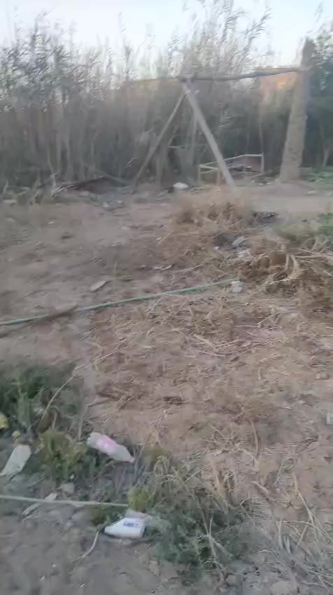 ارض المالك سعودي فلاحه المساحه 600متر تحتوي على بيت مساحت البيت 125مزروعه أو على نهر جاري جميع الخدمات موجوده ماء كهرباء مجاري الشارع 8 متر ***********
