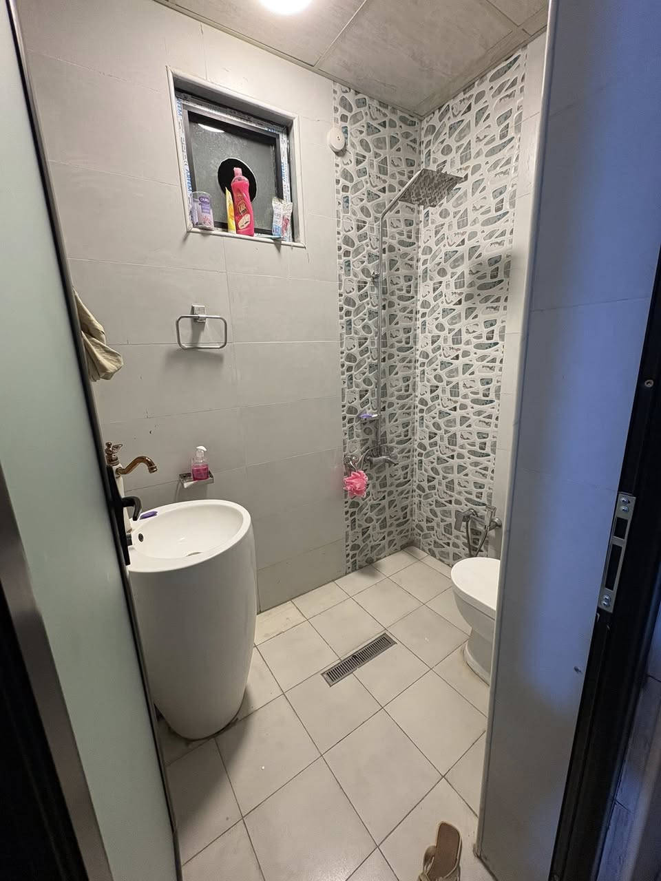 سلام عليكم دار للبيع في العامرية المحاميين قرب مجمع الموارد المائية  المساحة ٧٢ متر
4*18بناء ٢٠٢٣ حديث ونظيف جدا للبيع مع الاثاث 
يحتوي على طرمه صغيره واستقبال ومطبخ وغرفه نوم وصحيات في الطابق الاول والثاني مطبخ واستقبال وصحيات والثالث غرفه نوم حديثة وبيتونه 
الموضح بالصور سعر البيع ٣٤٠ مليون دينار مع مجال بسيط للشراي 
للاستفسار الاتصال  
***********
