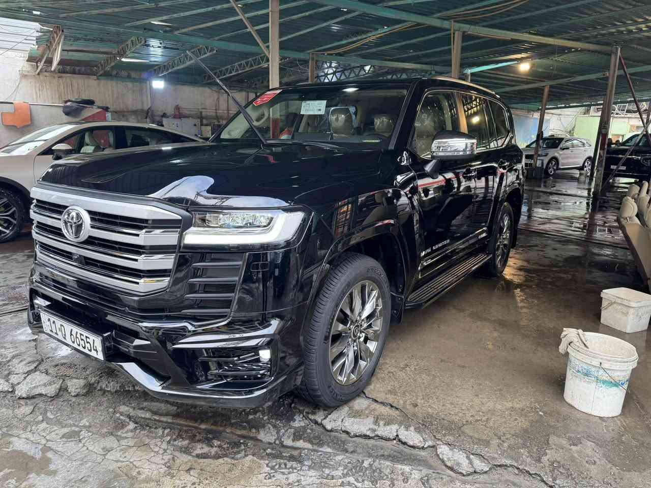 السلام عليكم 🤍
لاندكروز VX لمتد تون تيربو فول موصفات 1/1
2024 وكاله SAS ✅
اعلى موصفات ! 
بعدها بحاله الوكاله داخل الضمان ماشيه 15 الف KM مكفوله كفاله عامة
رقم بغداد بسمي تحويل ثاني يوم 
غير متواجد على الفيس 
*********** ☎️
