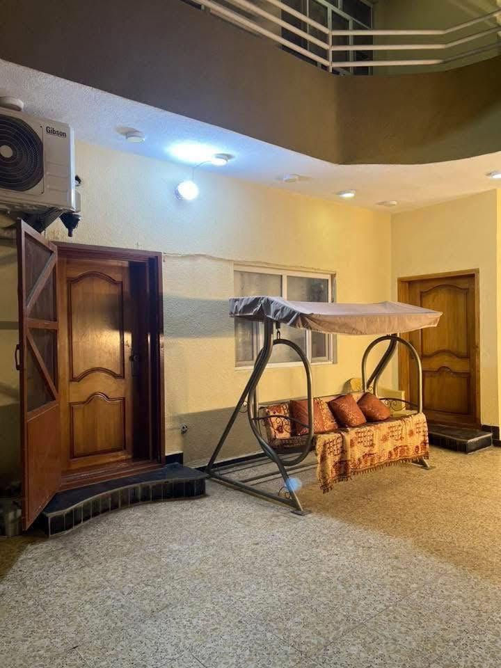 السلام عليكم.
بيت للبيع.  مع الأثاث 🏡 

للبيع بيت ف (بغداد الراشدية مركز الناحية ) 

المراسمة.  مساحة 200 م واجه 12 م

فرع مدرسة الأحنف الابتدائية 🏫 

طابو زراعي سند 25 📑 

واجه 12 م فية  (5 غرف نوم     نظام اسويت    ) 

استقبال 8X4 صاله كبيرة مطبخ حار بارد   

تفاصيل اكثر هـ ***********
