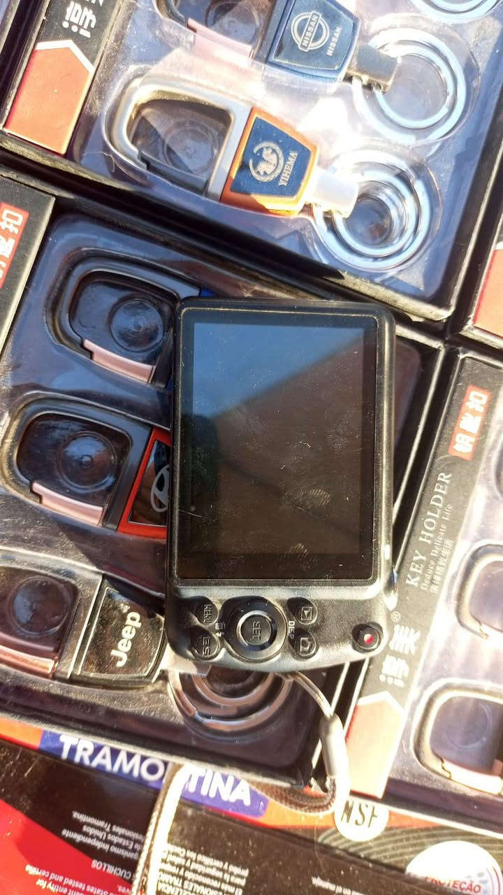 من الصور، الكاميرا هي Casio Exilim EX-ZS20، ويظهر على العلبة أنها بدقة 14.1 ميجابكسل، مع تصوير فيديو HD وعدسة 3x Optical Zoom.
إليك شرحًا مفصلًا:
المواصفات
الموديل: Casio Exilim EX-ZS20.
دقة الصور: 14.1 ميجابكسل.
العدسة: تقريب بصري 3× (Optical Zoom).
البعد البؤري: 18–54 مم (يعادل تقريبًا 29–87 مم في كاميرات 35 مم).
فتحة العدسة: f/3.1–5.6.
الفيديو: HD بدقة 720p.
الشاشة: LCD خلفية.
التركيز: تلقائي (Auto Focus).
الفلاش: مدمج.
المميزات
صغيرة وخفيفة وسهلة الحمل.
تعطي صورًا جيدة في ضوء النهار.
مناسبة للمبتدئين.
البطارية قابلة للشحن.
تدعم بطاقات ذاكرة SD وSDHC.
من الصور، الكاميرا هي Casio Exilim EX-ZS20، ويظهر على العلبة أنها بدقة 14.1 ميجابكسل، مع تصوير فيديو HD وعدسة 3x Optical Zoom. 
السعر 50.000 مع التوصيل لجميع المحافظات راسلني واتساب وتدلل هذا رقمي ***********
