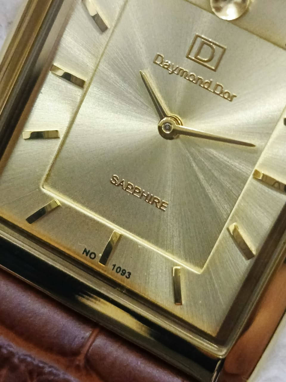 دايموند دور .. Diamond Dor
الانتاج : ياباني اصلي 
الحركه : كوارتز ( بطاريه ) 
المواصفات : 
ساعة جديد مخزن موديل 2010 سير 
……… مستبدل والبوك اصلي تلبيس
             ذهب مع البوك .. قشطه تقريبا  
القطر : العرض 29 الطول 39 m 
السعر : 80 $ فقط … توصيل مجاني
التواصل : 
خاص ( ماسنجر ) 
او …. واتساب ***********

#الفيحاء
#للساعات
#اختيارك
#الامثل
