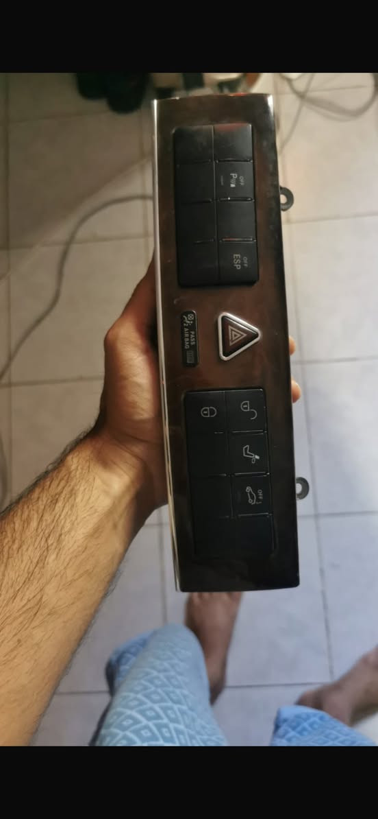 السلام عليكم
غرفه جي كلاس موديل 2012 للبيع جديده
***********
