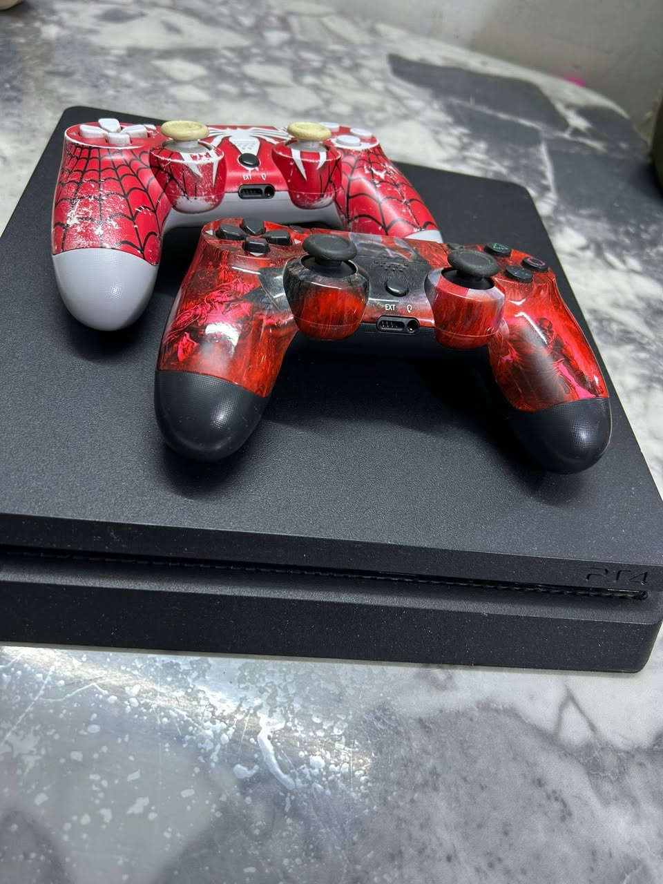 بلي ستيشن 4 سلم للبيع  السعر 225 وبي مجال /   الجهاز نضيف ممفتوح استخدام قليل  ويا جويستكات 2 والفيش مالته كامله انطيك ويا قرص ( بتلفيلد /gta ) مكاني بغداد حي الجهاد للتواصل (***********)
