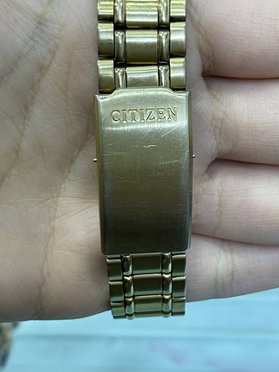 السلام عليكم الساعة في بعض الأسواق العربية، مثل العراق، باسم ساعة سيتيزن "أبو صقر"، وهي ساعة يابانية كلاسيكية نادرة (Vintage) من إنتاج شركة سيتيزن. تعمل بنظام أوتوماتيكي (Automatic)، وهو ما يعني أنها تعتمد على حركة معصم اليد لتعبئة الطاقة ولا تحتاج إلى بطارية. تحتوي على 21 جويلز (21 Jewels)، وهي أحجار كريمة صناعية تُستخدم لتقليل الاحتكاك وزيادة دقة الأداء وطول عمر المحرك. تأتي بهيكل وسوار من الفولاذ المقاوم للصدأ (Stainless Steel) باللون الذهبي، ومينا ذهبية فريدة تحتوي على نافذة لعرض التاريخ واليوم. مداخله صيانه وكلشي بيها اصلي وخاص بساعه سعر ب100


**إذا كنت صاحب هذا الإعلان وتريد حذفه لأي سبب، رجاءا أرسل رسالة إلى الدعم الفني**