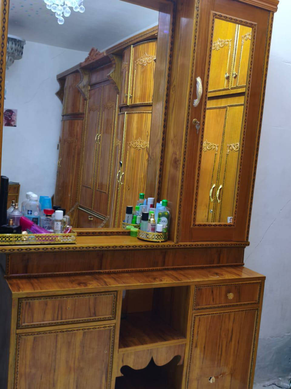 غرفه اخشاب كامله ما عدا التاج ماموجود مع ضرر بسيط مبين بالصورة و دوشك وياها او بدونه مع الدوشك 800و بي مجال بدون الدوشك 700 وبي مجال عنوانه كربلاء ملاحضه دوشك جداا نظيف و الغرفه ايضا للاستفسار الاتصال ***********
