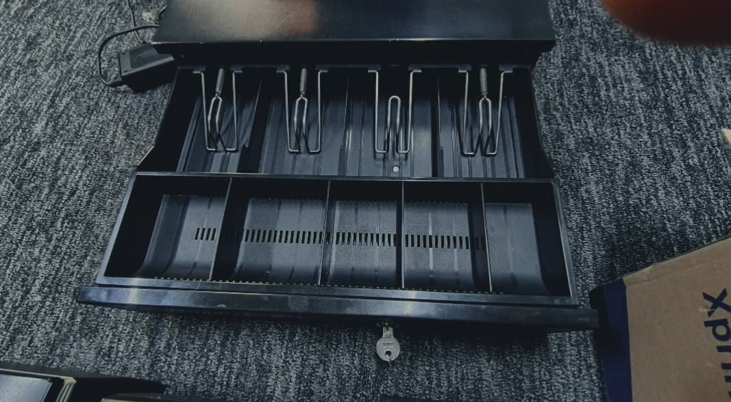 للبيع للبيع كاشير 

مكونات الكاشير:
✅ شاشة كاشير (لمس) مع قاعدة
✅ درج معدني قوي مع مفتاح
✅ طابعات عدد 4 فواتير حرارية
✅ كوابل كهرباء كاملة
✅ نظام المربع الاصلي مثبت داخله 
(نظام معروف وسهل الاستخدام) 

🔸كاشير متكامل بسعر مناسب 
كل شيء جاهز بدون ما تشتري قطع إضافية

💰السعر 950 وبيه مجال 

📍النجف حي السلام


**إذا كنت صاحب هذا الإعلان وتريد حذفه لأي سبب، رجاءا أرسل رسالة إلى الدعم الفني**