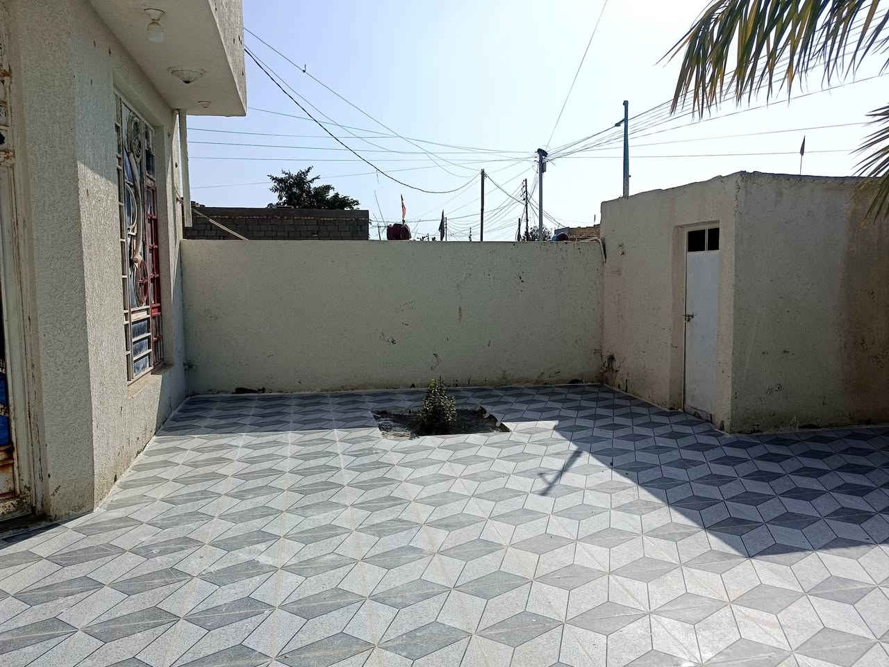 🏡 بيت للبيع – موقع مميز
📍 الموقع: نزلة نعيم للهاتف النقال
🚶‍♂️ يبعد 300 متر عن الشارع العام
🚗 يبعد 200 متر عن شارع السدة
📐 المساحة الكلية: 340 م²
🔹 يتكون من:
صالة واسعة
استقبال
غرف نوم عدد 2
حمام داخلي + حمام خارجي
🔹 مواصفات البناء:
بناء حديث
كهربائيات وماء ومجاري درجة أولى
واصلة جميع الخدمات (ماء + مجاري)
مطبخ سيراميك أرضية وجدران
🌳 المساحات الخارجية:
حوش خارجي بمساحة 75 م²
عدد 2 حديقة خارجية
البيت مرتب وجاهز للسكن 🌿
السعر 60 وبية مجال 
📞 للاستفسار والمعاينة يرجى التواصل على الخاص أو الاتصال على الرقم: (***********)
