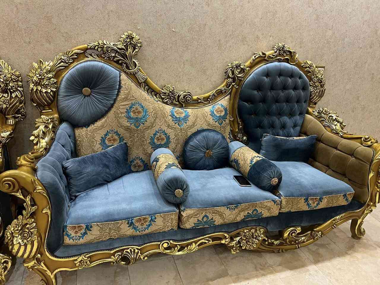 السلام عليكم
تخم قنفات ١٠ مقاعد مصري مَلكي استخدام قليل جدا مع ميز طعام زجاج  ٦ كراسي نفس نقشه التخم كلهن واحد للبيع 
السعر  ع الخاص 
او الاتصال *********** 
مكاني بغداد
