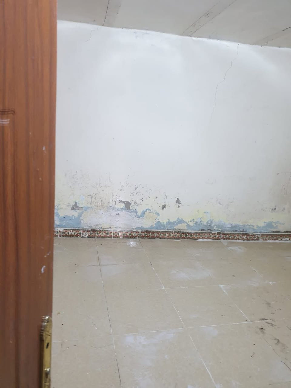 بيت للايجار في المعقل(السكك) يحتوي على غرفتين وديوانيه وصاله ومطبخ ومشتملات داخليه وخارجيه وحديقه كبيره السعر 500 الف وبي مجال
واتس ***********
