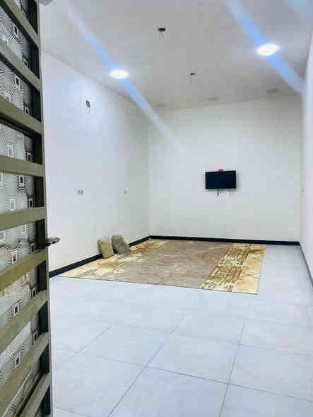 بيت طابو أسهم في شارع السفينه 250 متر بناء حديث السعر  148 وبيه مجال
يحتوي على ثلاث غرف صالة ديوانية مجاميع صحية داخلية وخارجيه مطبخ حار وبارد 
السفينة شارع مدرسة الواثق قرب مضيف هيئة سلطان القلوب
بناء حديث كافة الخدمات ماء+كهرباء+مجاري
رقم تلفون 
***********
