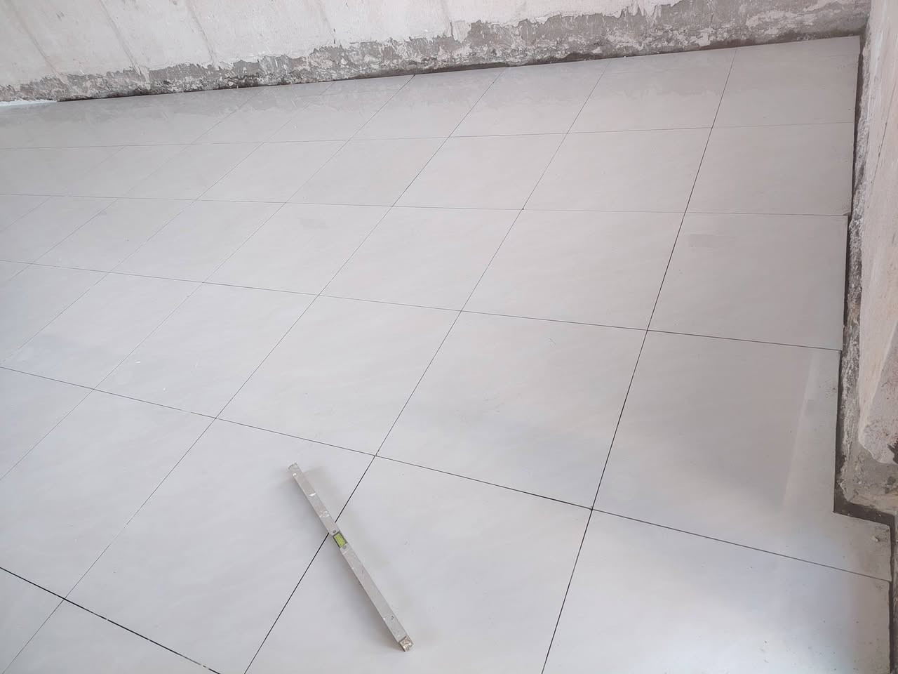 كادر خلف سيراميك عمل درجة اولى تسليم منهدس 
***********
