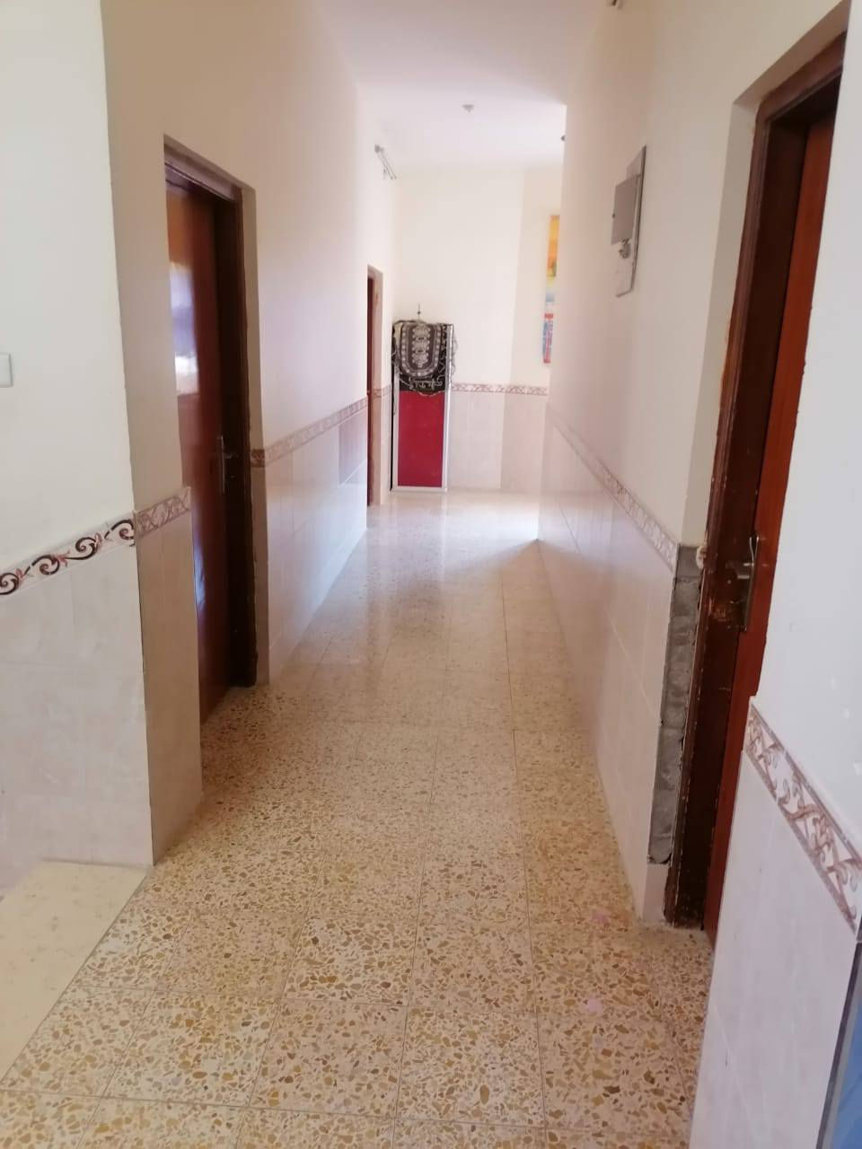 دار سكنية طابو زراعي ( حي المعلمين )شارع جامع بيت الخطيب . 200 متر مربع وجه 10 ونزال 20 .. بناء جيد جدا . الطابق الأرضي  كراج وحديقة وديوانية وغرفة نوم واحده ومطبخ ومسلك ومنور عدد 2 الارضيه مرمر كاشي المطبخ والصحيات وحزام البيت سيراميك . الطابق الاول 4 غرف نوم مع صحيات وبالكون والارضيه كاشي موزاييك . الراغبين بالشراء الاتصال بمكتب سعيد الدوسري للعقار . هيت شارع المعارض مقابل مسجد بيت الحمد . ***********
