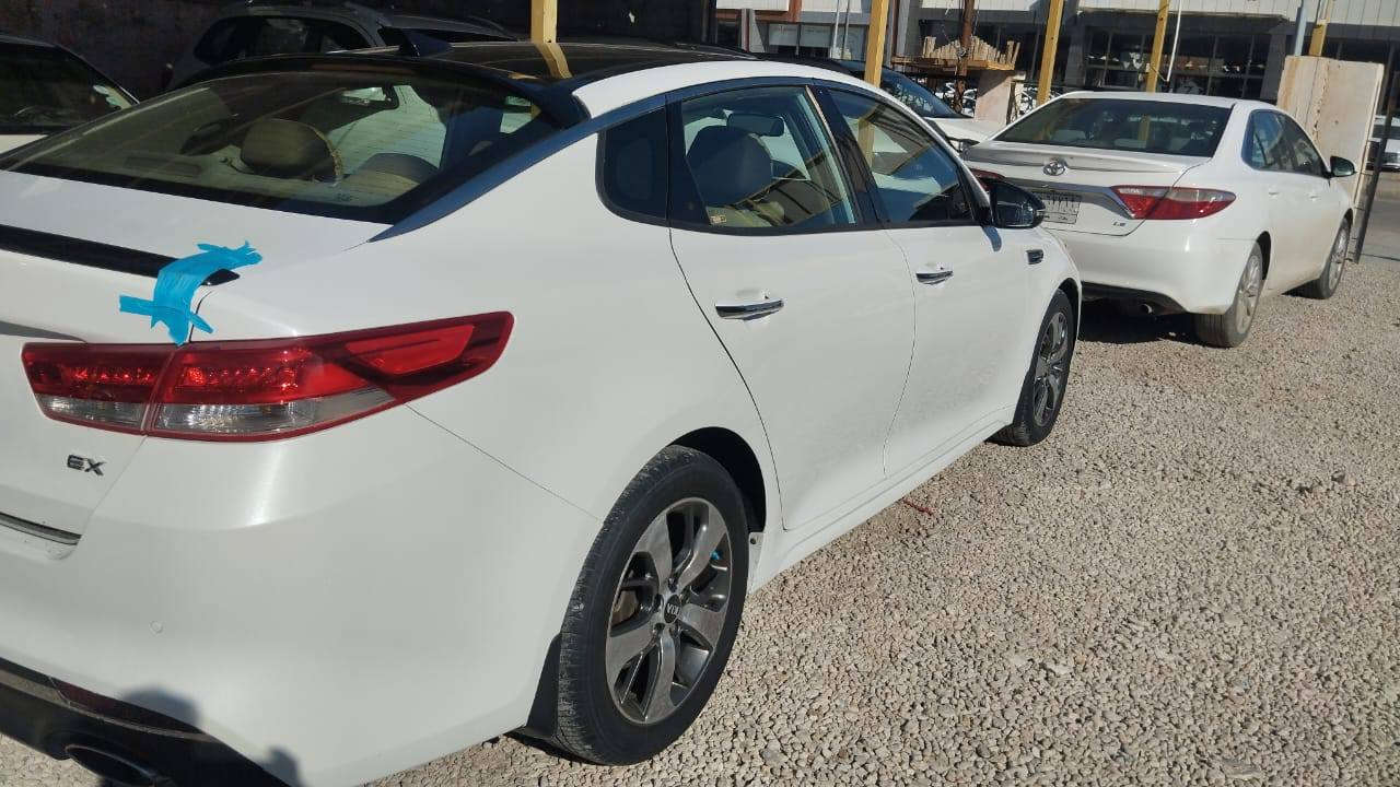 السلام عليكم....كيا اوبتما موديل ٢٠١٦ وارد أمريكي لون أبيض فول مواصفات فئة Ex  مكفوله بدون حادث صبغ دعاميات فقط سونار مرفق مع ألصور
بصمة تشغيل وأبواب وجنطه
بانوراما ٣ حركات 
تدفئه وتبريد كشنات ومقود 
تحكمات فول 
كشنات كهرباء 
داخل 2color لونين أسود وبيجي 
نضام صوت هارمان كاردون 
دعاميه Gt line
منضومة زنون أصليه فول لايت 
بروجكتر عدسات
مرايات جانبيه شفط وتدفئه من ألضباب 
شاشه كبيره وكاميرا بلاديه 
رادار جانبي تحديد مسارات الطريق 
تبريد وتدفئه شغال وجاهز 

وبعد مواصفات موجوده 
محرك معلى كازكيت فقط بدون دوانز نهائيا الكير مامفتوح
السعر ١٥٠ $ مجال بسيط مكان السياره الرمادي للأستفسار الاتصال ***********
