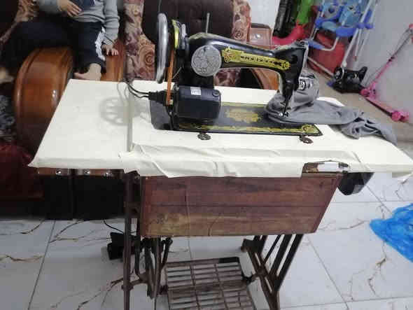 مكينة خياطة ام الأسد أصلية من القديمات تخيط انوع الاقمشة السعر ٦٥ كاملة هي ومبزها وماطور وداوسة العنوان النجف حي ميسان شارع البوريات يم أسواق الكفيل بالفرع مال ابو الَمكوئ ***********
