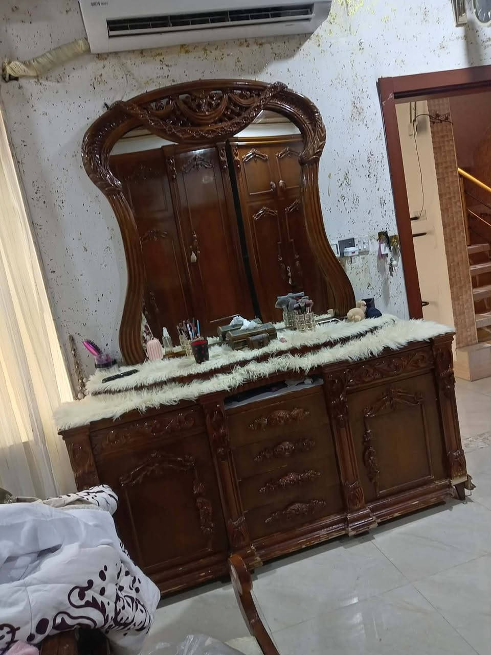 غرفة نوم مستخدمه. استخدام ٣ سنوات. سعر عملها 4 مليون. خشب زان مصري. يدات خشب حفر. غرفه شي مرتب... السعر المطلوب ....
مليون وربع... للتواصل.***********. العنوان موصل حي السماح قرب جامع الحمد.
