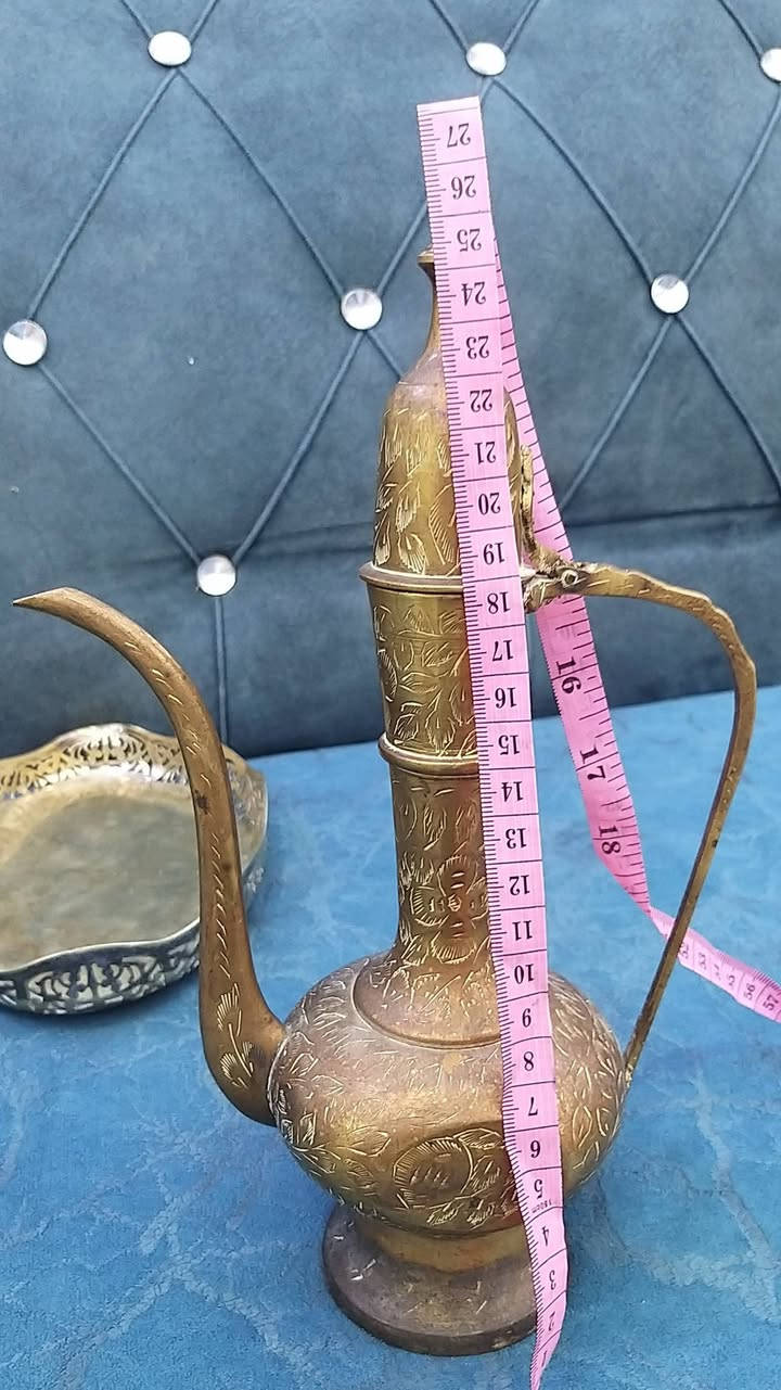 خمس قطع للبيع شلعه وحده
من اليمين
اولا ابريق نحاس
ثانيآ صينيه نحاس قد تكون مطليه بالفضة وعليها ختم EPNS
ثالثآ تمثال صغير 
رابعآ مقدمة لون فضي قد تكون مطلية بالفضه كما يقول الذكاء الاصطناعي عليها ختم دائري ورقم 832
خامسآ طاسة نحاس كبيرة ومزخرفه بعمل يدوي قديم

السعر للكل ٨٠ الف


**إذا كنت صاحب هذا الإعلان وتريد حذفه لأي سبب، رجاءا أرسل رسالة إلى الدعم الفني**