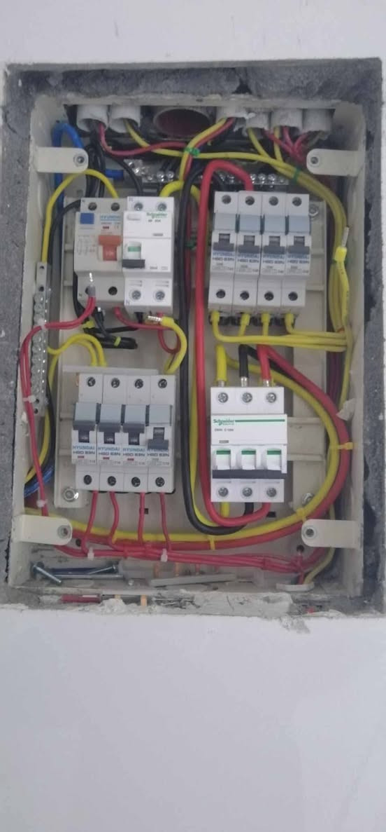 سلام عليكم تأسيس كهرباء منزلي شد مأطور شد كيزر شد سبالت صيانه جميع كهربائي سعارنه مناسبه ***********
