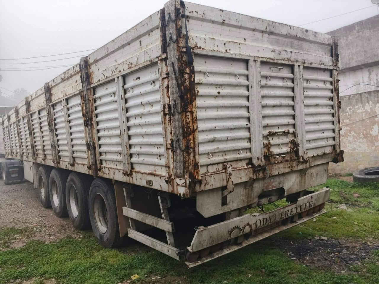 للبيع عربانه اربع دناكير فصال دشالي طولها 13 وعشرين طخم تايرات جاهزه للشقل للستفسار ***********
