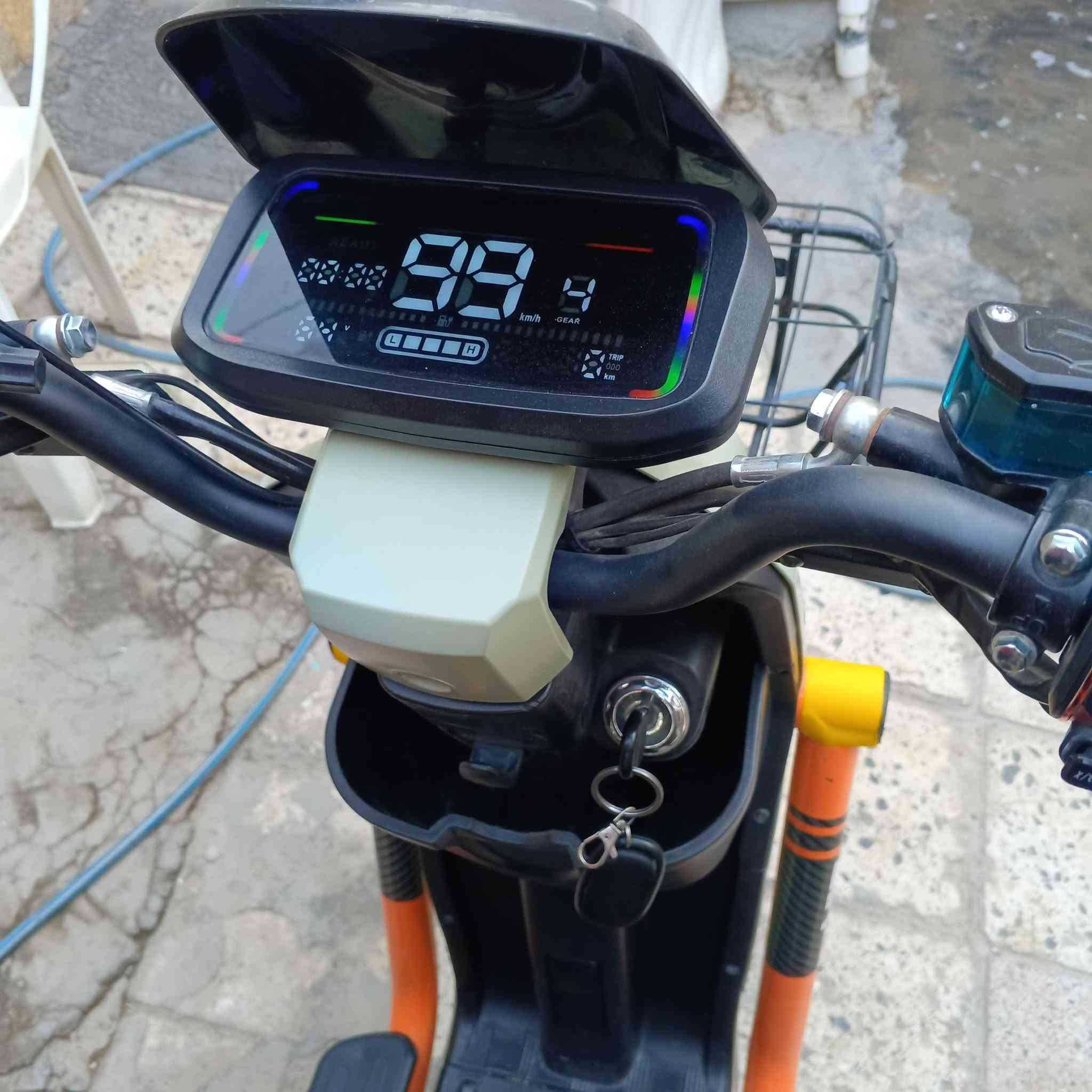 سلام عليكم دراجه شحن للبيع H900 خمس بطاريات حجم الوحده 32 امبير كير اربع نمر بيهة نضام بك  وقفل سرعه وبريك امامي خلفي دسكات السعر 450 وبيهة مجال العنوان بغداد الحسينيه مال راشديه الرقم ***********
