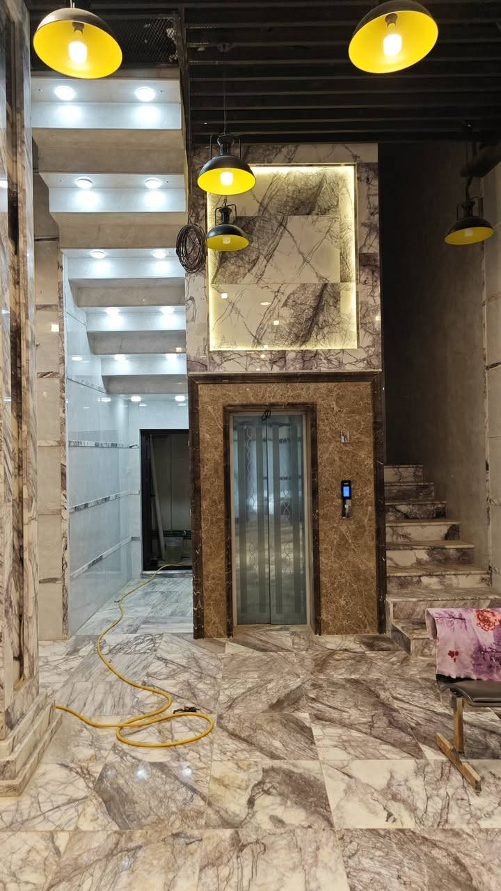 🏢 بناية للبيع – VIP
📍 العشار
قريبة من تاج محل أو شركة الجبال زون
تفاصيل البناية:
▪️ الحالة: بناء زيرو – 2025
▪️ المساحة: 125 متر
▪️ عدد الطوابق: 3 طوابق
▪️ نظام صالات مفتوحة
▪️ الواجهة: 10 متر
▪️ النزال: 15 متر
▪️ مجهزة بمصعد
🏬 تصلح لـ:
▪️ شركة
▪️ صيرفة
▪️ شركة اتصالات
▪️ شركة إلكترونيات
✨ عمارة VIP بمواصفات عالية
📌 موقع تجاري مميز
السعر : مليار وربع بيع
اذا ايجار : 5 مليون بشهر 
📞 للاستفسار والتواصل:
***********
***********
