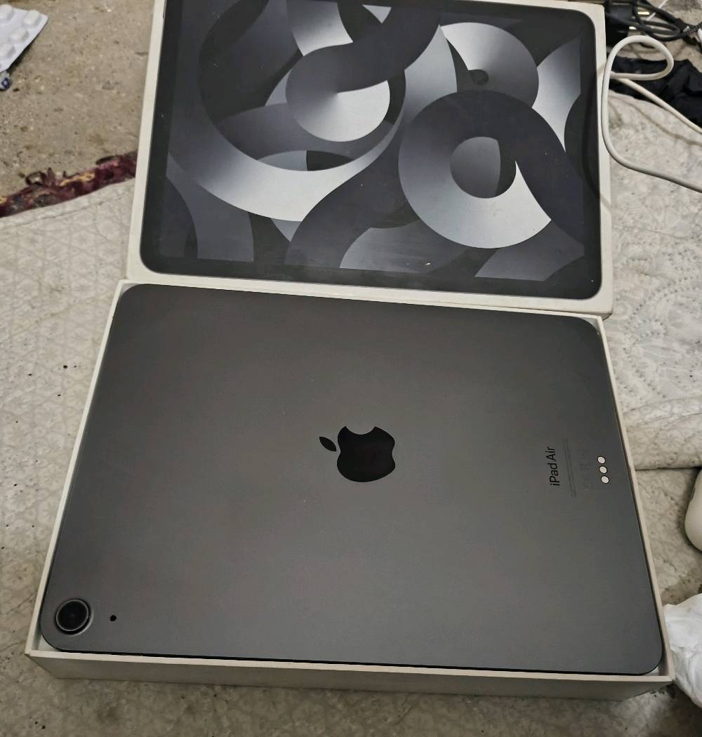 ايباد air 5 معالج m1 المعروف باادائه الخارق نظافة ٩٧٪ ذاكرة ٦٤ بطارية ثمانينات وياه شاحنة وكارتون بصمه إصبع متوقفة فقط سعر ٤٥٠توصيل متوفر أو مراوس بايباد حسب القناعه