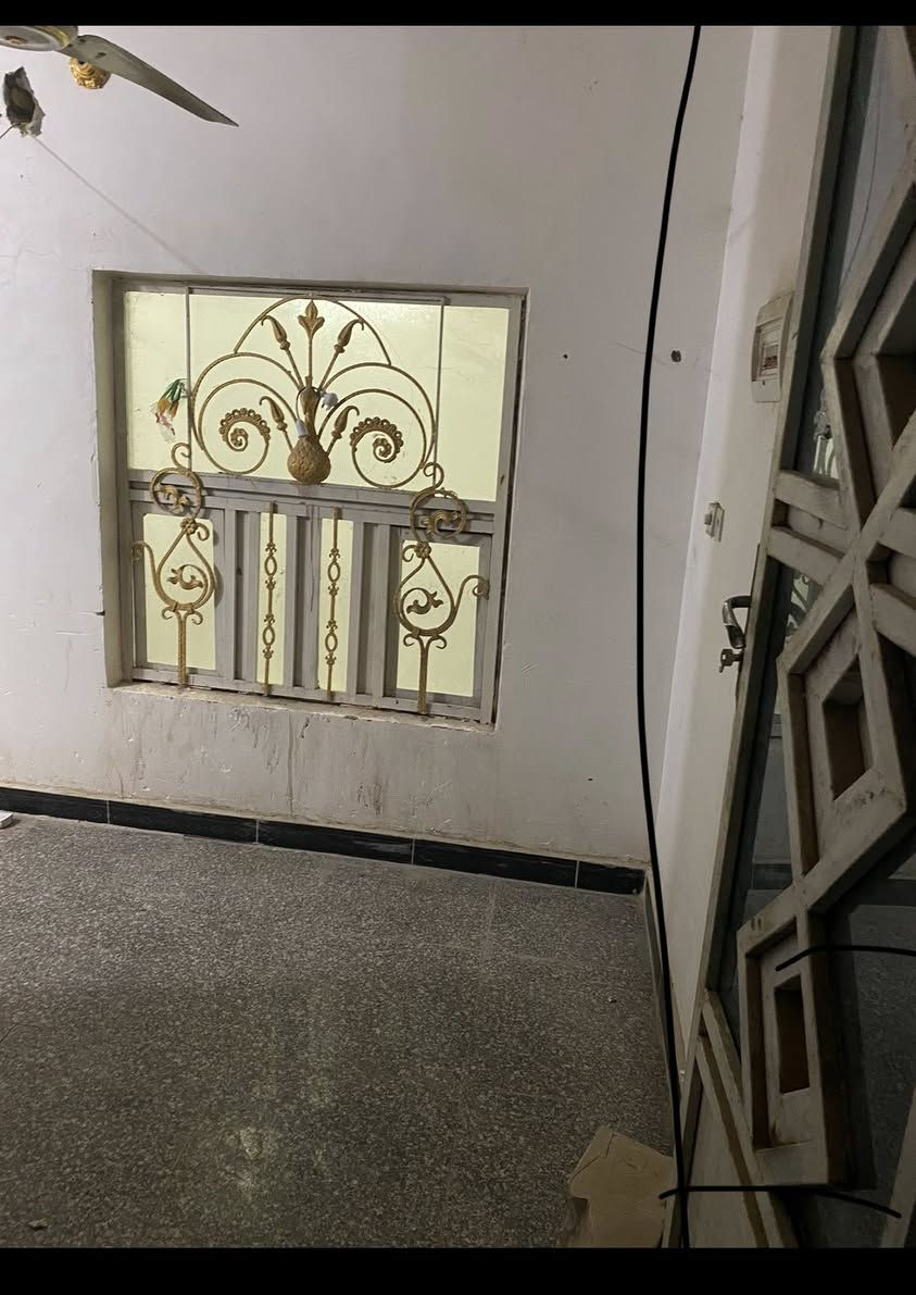 شقه للإيجار تحتوي على غرفتين و صاله و مطبخ و حمام العنوان قرب المدينه المائية للاستفسار ***********
