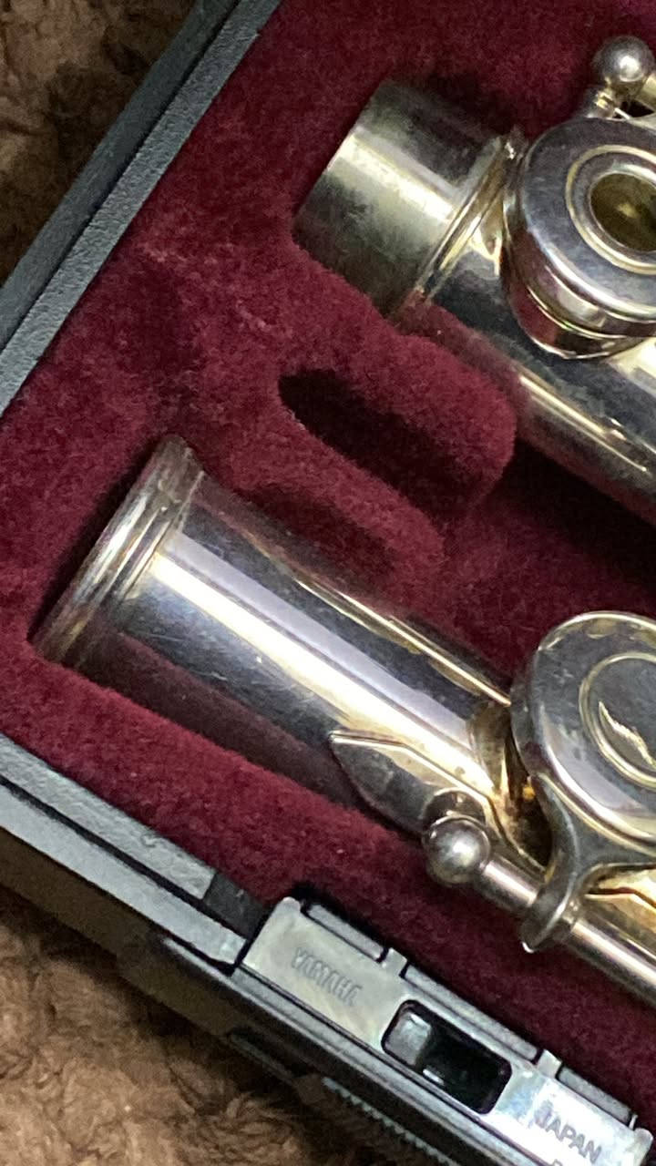 آلة موسيقية فضة عالية يابانية  الوزن ٤١٦ غرام  اعلى سعر  ابيع مكاني بغداد حي دراغ ***********
