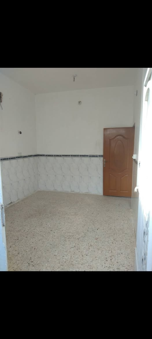 سلام عليكم... بيت 100 متر بحي النداء للايجار منطقة ال 55 خلف قصابية الميالي بفرعين طابق واحد بيت نظيف جدا سعر الايجار 275 الف 
*********** واتساب
