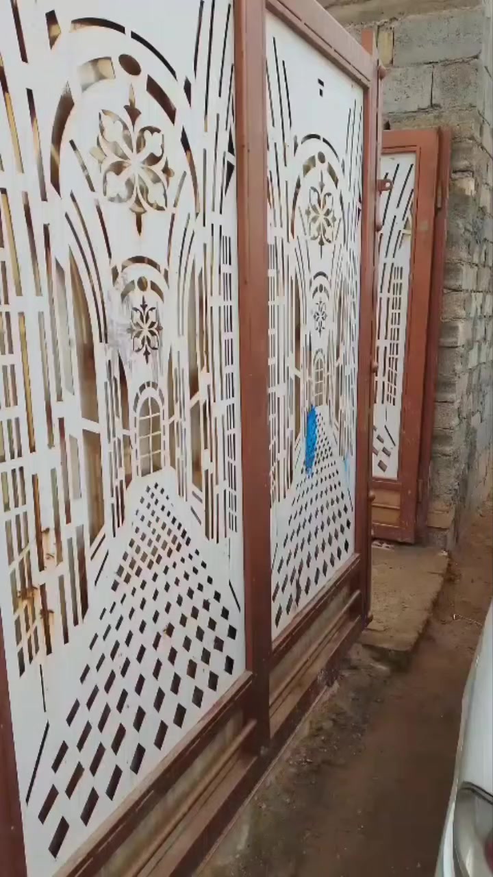 دار سكن للبيع المساحه 500متر
مساحه البناء 250 متر 
ثلاث غرف نوم 
العنوان تقاطع النهروان كافه الخدمات 
للاستفسار ***********
