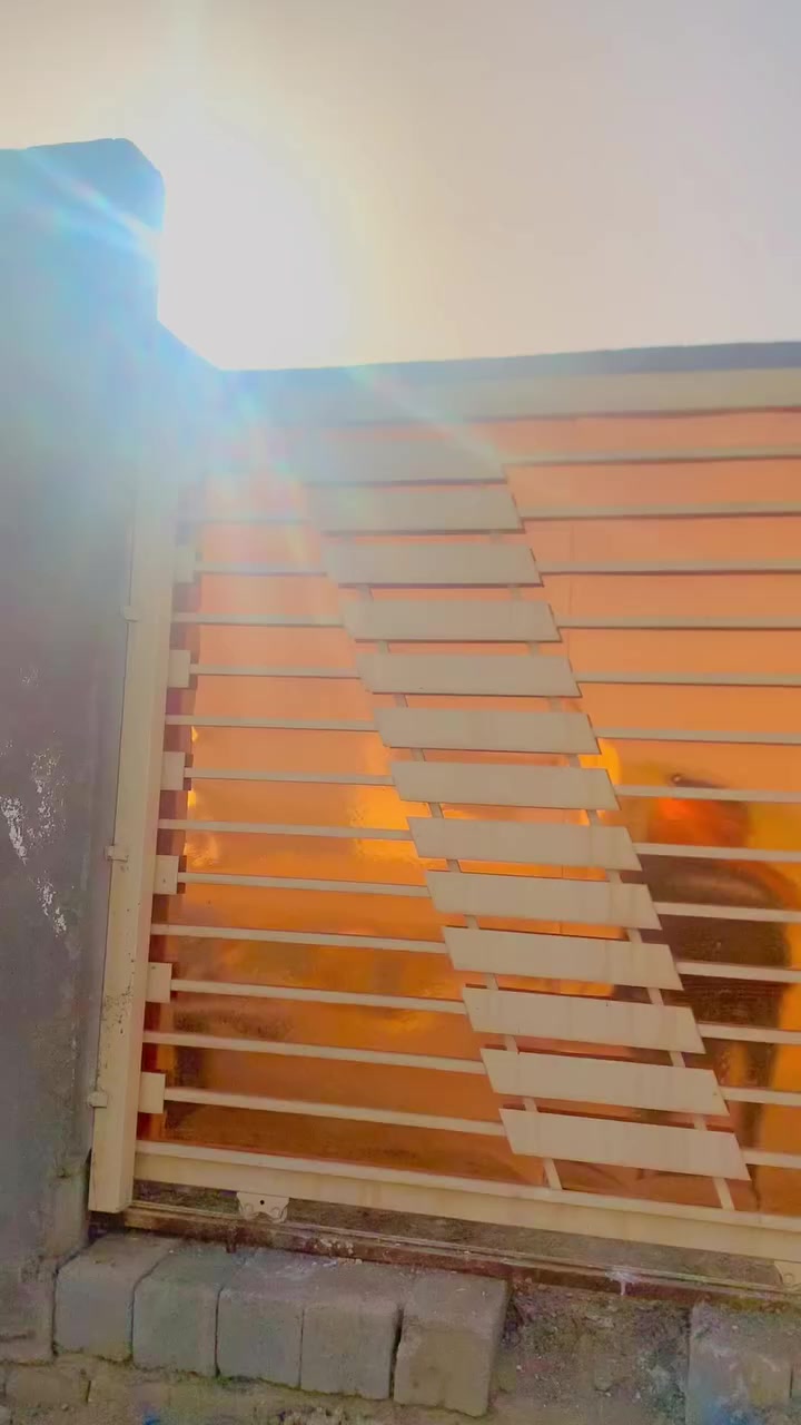 السلام عليكم بيت مساحه 200 
مكانه ناصريه منطقه السبل الثانيه فرع اسواق ابو شكريه
بناء بلوك عكاده يحتوي على 
غرفتين/صاله/ ومطبخ/ وصحيات داخليه وخارجيه/ واستقبال /ومنور 
جاري التشطيب كامل ماي وكهرباء وبياض جداري وارضيه سمبيس نقص ارضيه وسقف ثانوي للتواصل ***********
