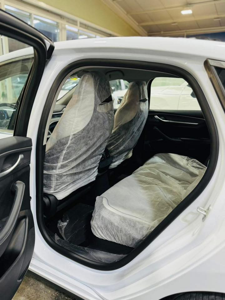 بي واي دي دستروير
باللون الابيض 

كل الملحقات كامله 

كشن رياضي  . شاشه كبيره . كاميرا . ويل 18 بلاك  تبريد قطعتين 

. داخل رياضي باللون الابيض .. حساسات .. لايت LED 

***********
