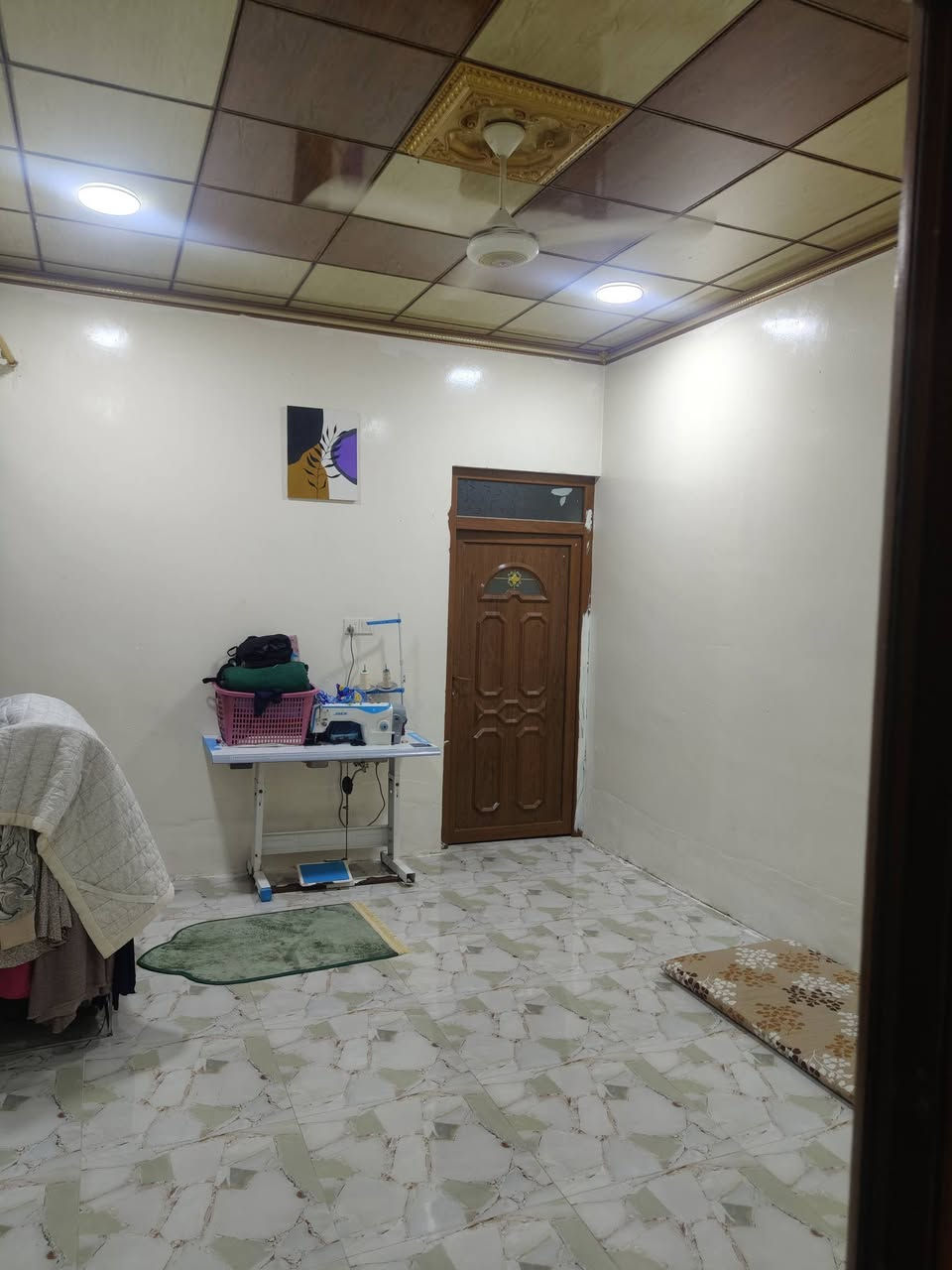 السلام عليكم بيت 100 متر جمعيه زيونه الثانيه قريب على حي سومر  بيت مكون من غرفه هول واستقبال مطبخ صحيات البيت بي كرت مال بلديه السعر 70 بي مجال الاستفسار اتصل على الرقم//***********
