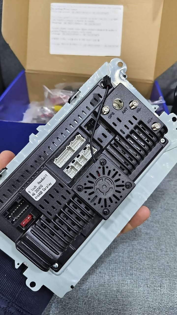 السلام عليكم 
شاشه حجم 9 انج نظام اندرويد جديده غير مستعمله 
فولكس واكن باسات جيتا 
ذاكره 64 رام 4 كار بلي اندوريد اوتو وفان 
ملحقات كامله وياها فيش وكنباس على بلاد بدون تحوير وكامره خلفيه 
السعر 75 الف ومجال بسيط 
مكان بغداد ويتوفر توصيل داخل بغداد


**إذا كنت صاحب هذا الإعلان وتريد حذفه لأي سبب، رجاءا أرسل رسالة إلى الدعم الفني**