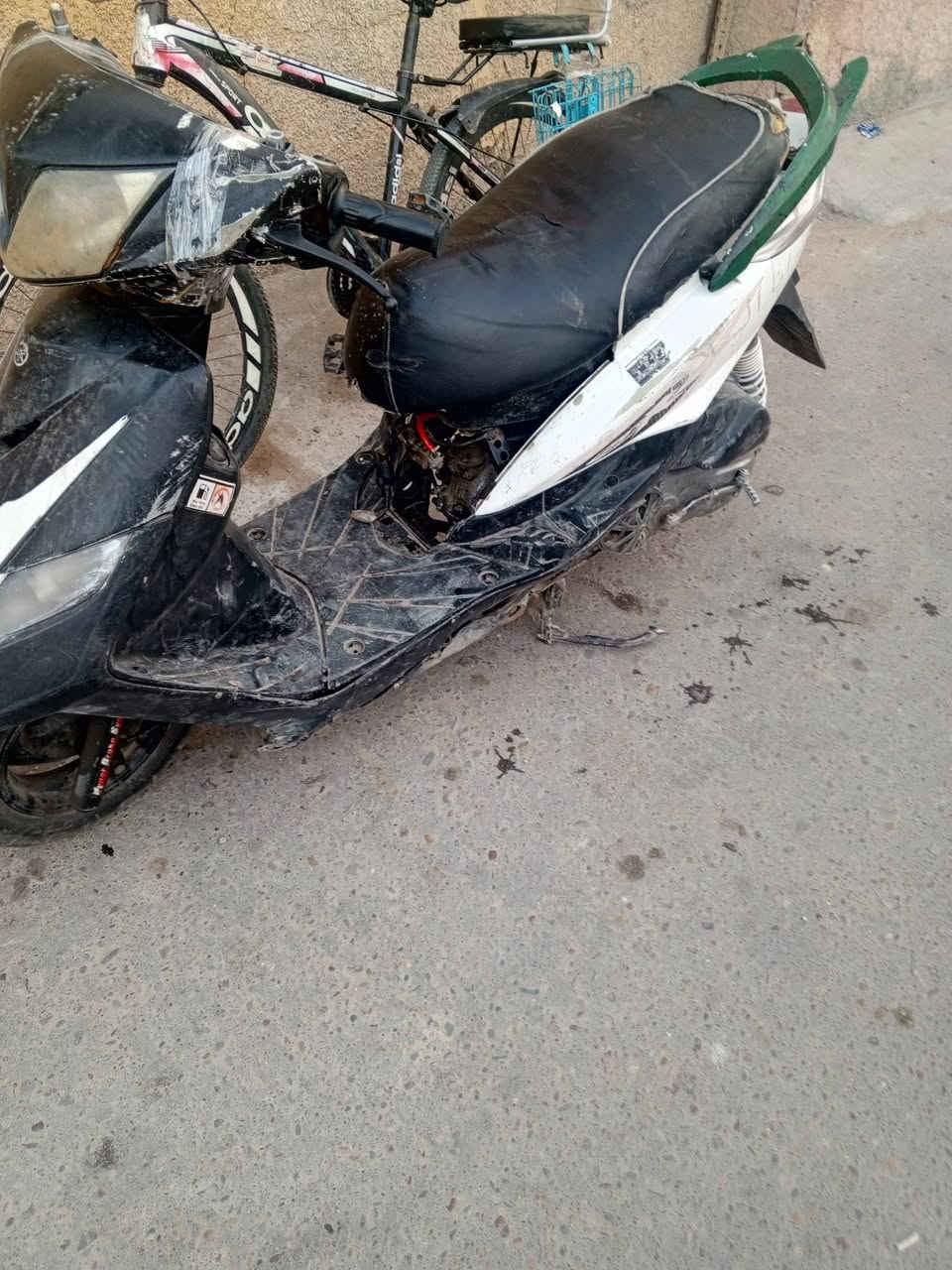 سلام عليكم  شباب تراجه للبيع سعر 250قفل مكينه نضيفه مكان حي اور رقم وتساب ***********
