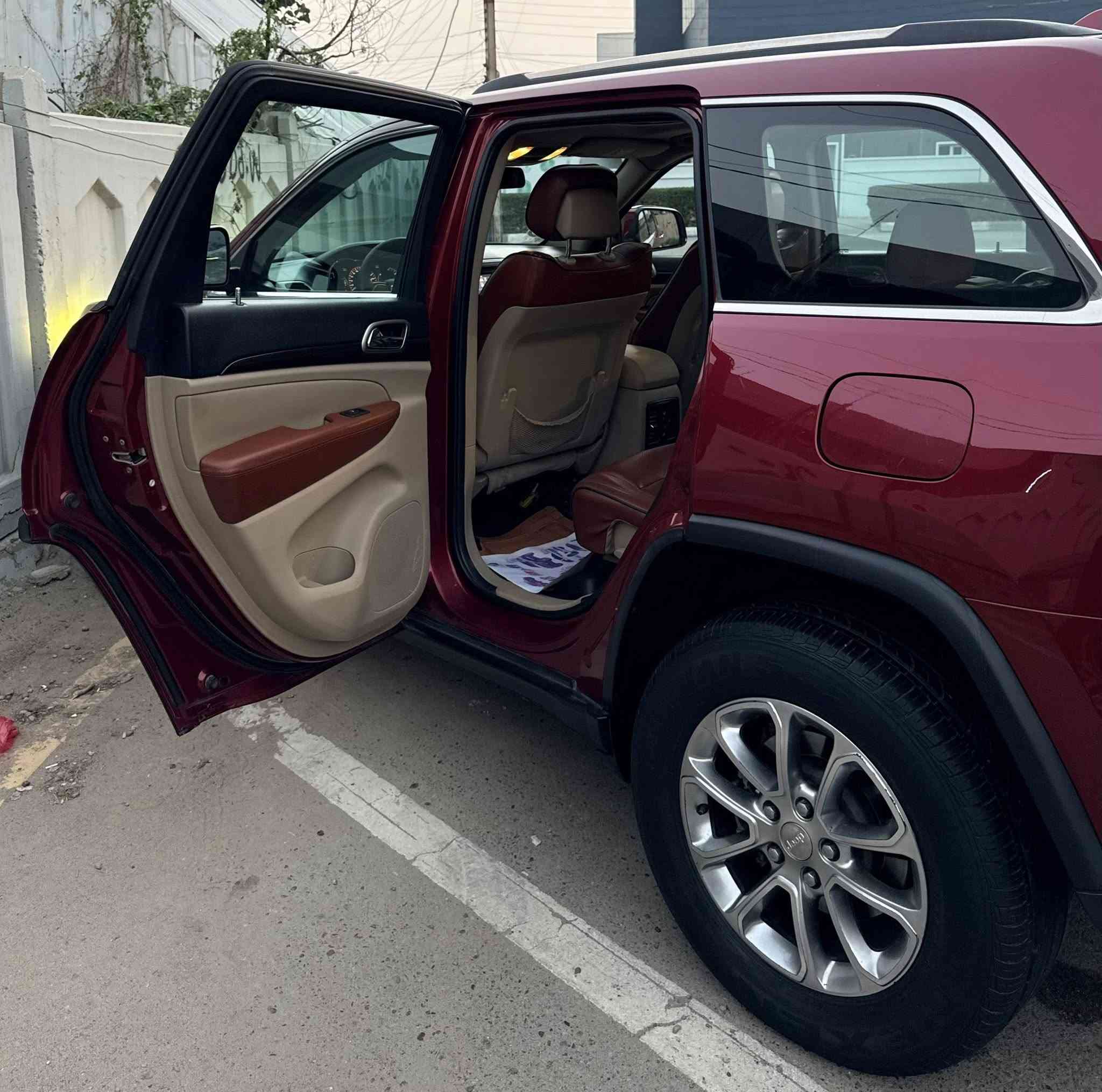 السلام عليكم ،
جيب كراند شيروكي 2014 خليجي 
( المرغوب )
(وكالة ليث العبيدي) ماشيه ( mi 112)
رقم بغداد / تحويل مباشر 
فئه الاريدو ، 
فتحه سقف 
محرك 6 سلندر 3600
كير طياره 
مري شفط وأشاره 
بصمه تشغيل وأبواب
تشغيل عن بعد
ماوس 5 وضعيات للقياده
فور ويل 
نضام اقتصاد الوقود eco
نضام sport
شفتات ستيرن
داخل قرميدي وبيجي 
مقاعد كهرباء 
تبريد قطعتين 
بچم LED زنون 
هوكات أماميه
وباقي المواصفات معروفه ،
للعلم ، السياره كفاله من الصبغ والتبديل ، 
بيها بارد جدا بسيط ميبين بس بالسونار ،
...... ...... ...... ...... ....... ......   ..........
أخوان السياره كامله ولكمال لله 
كير / محرك / كهربائيات / تبريد / خير من الله 
الحداده أمامي خلفي جديد + تخم تاير نكسن ،
..... ..... ........ ....... ........ ....... ....... ........
مكان السياره بغداد / العامريه ،
السعر . ( 210 ) ورقه وبيها مجال انشالله 
وماعتقد اكو اختها بهالسعر ، بلعافيه ع الياخذها
للأستفسار ، ( *********** )
