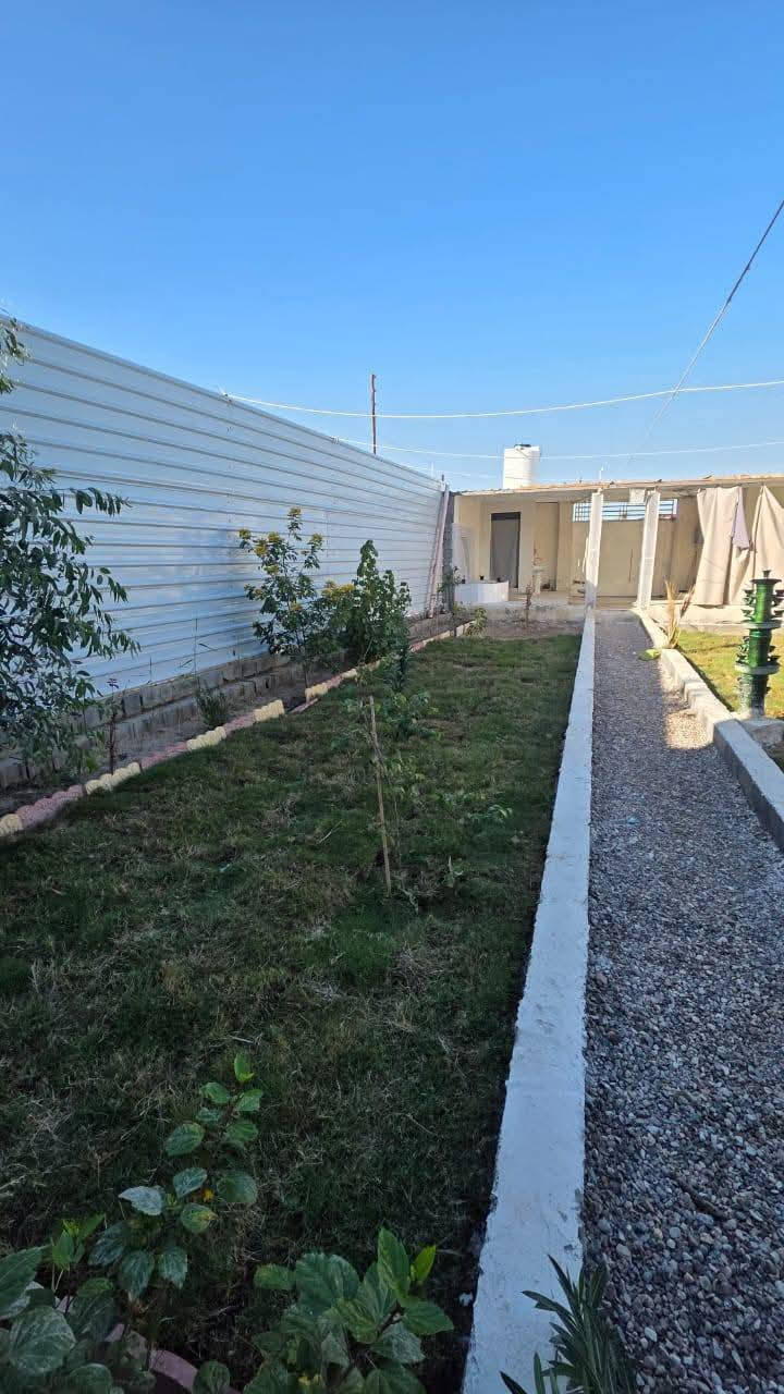 السلام عليكم ورحمة الله
وفرنالكم 
شاليه للبيع تريد سكن تريد استراحه
#مساحه 200 متر 
#السعر 40 
#موقع مميز في البصره ابي الخصيب شارع المحكمه الجديده (كوت الحمداني )
يحتوي على غرفه للاستراحه 
وصحيات 
وكراج
شلال 
الباقي حديقه 
كافة الخدمات متوفره
شارع ١٠ متر ***********
