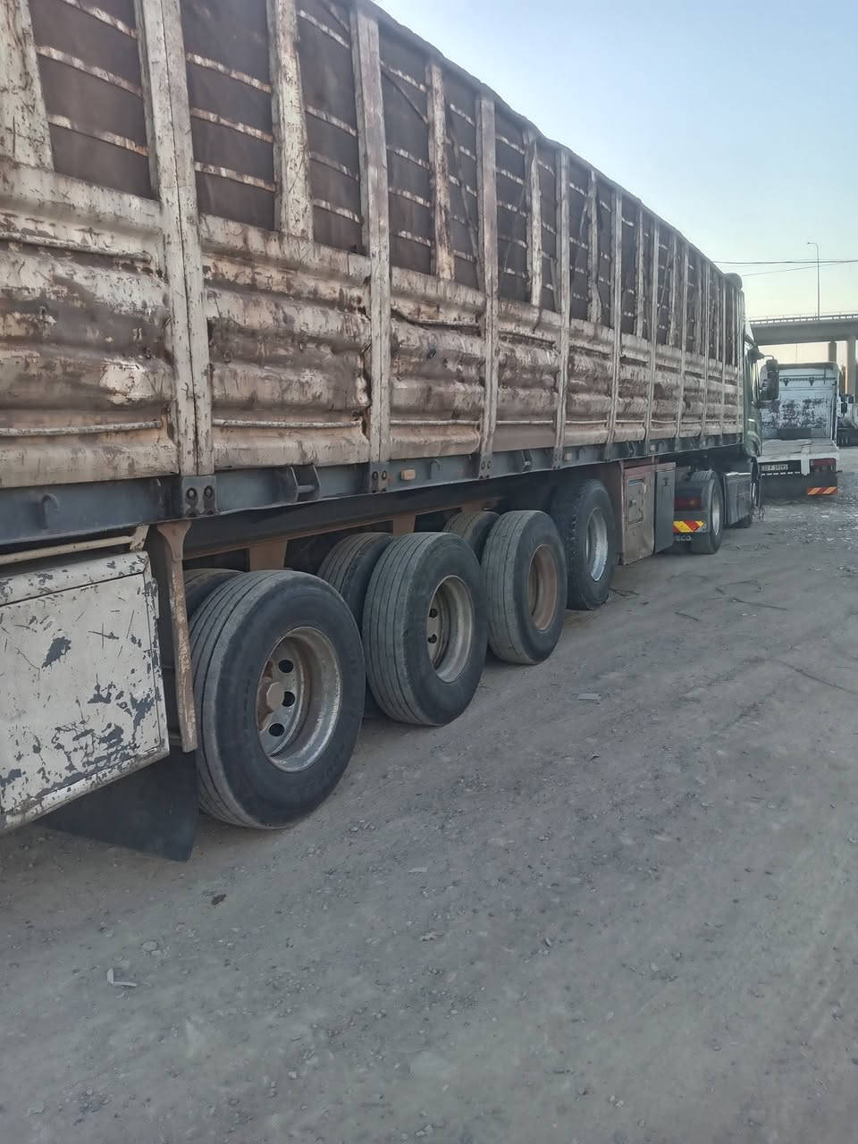 السلام عليكم عربانه للبيع الطول 12  وربع
ارتفاع الصفائح 190 حداديه دنكير 4صيني
شاصي حدادي 16. عنوان بغداد كاظميه
*********** السعر 95
