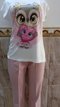 تشيرت أبيض • بنطلون وردي • طقم مريح