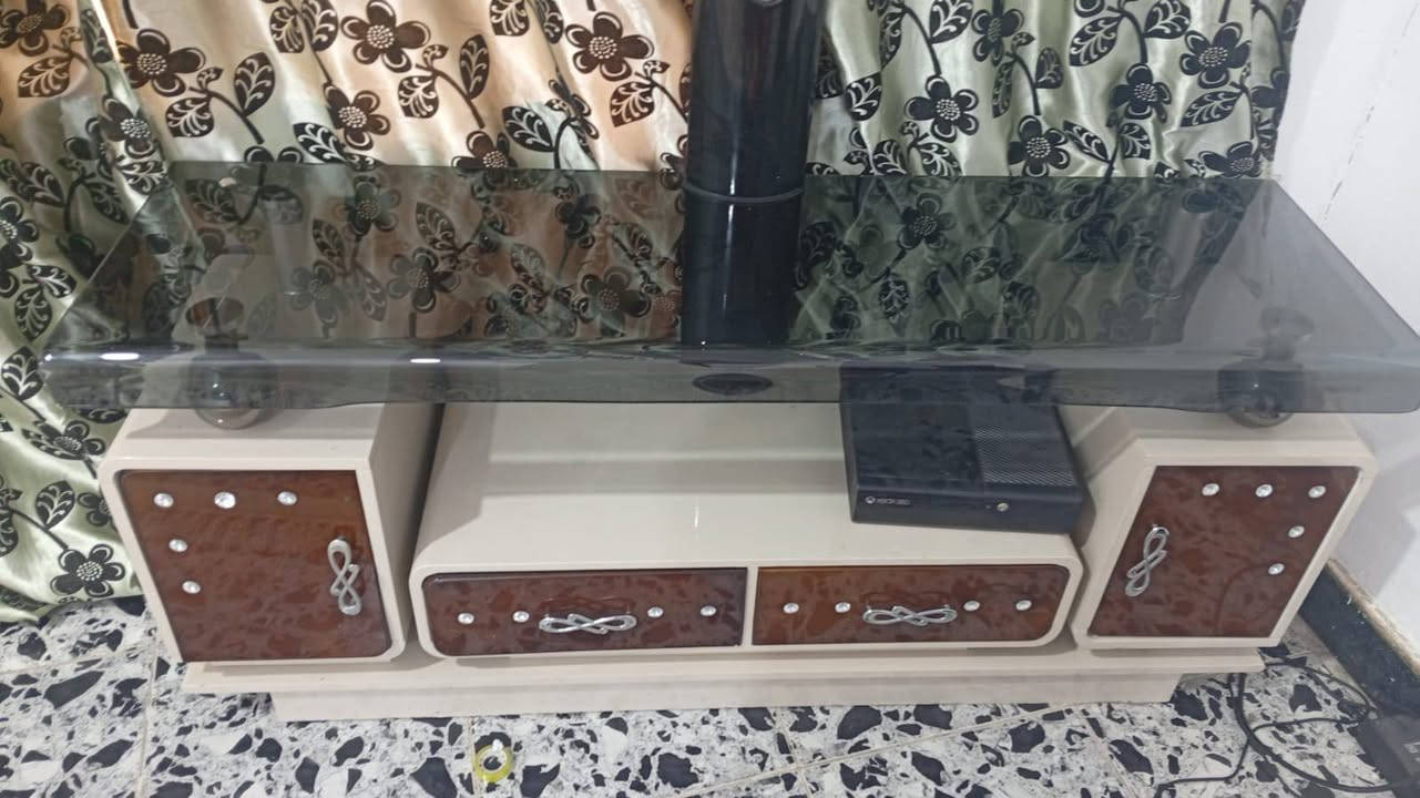 ميز بلازما نظيف السعر ١٠٠ وبيه مجال مكاني البصرة الجبيلة ***********
