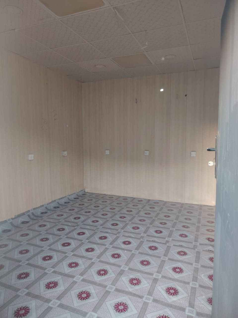 كرفانات عدد2 
كرفان 3*4 
مستعمل نضيف شغل مظبوط
باب حديد تغليف سقف وجدران
كهربائيات كامله
المكان بغداد العبيدي
الرقم ***********
