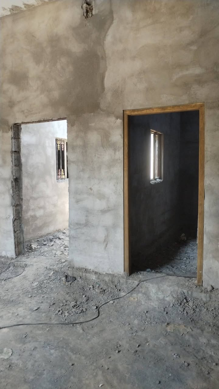 سلام عليكم ورحمة الله وبركاته بيت هيكل ملبوخ  بس  نقص بورك وارضيه واصل ماي وكهربا للبيت البيت ركن  وعله شارع مقابل مدرسه وخلفه حسينيه مكانه كلش حلو مساحته 250 خابط  في الجويه  وعندي نص دونم بل دواجن محدول وجاهز اريدهن ثنينهن مراوس بقطعه او نص طابو وذا مرتبه ازيده  ***********
