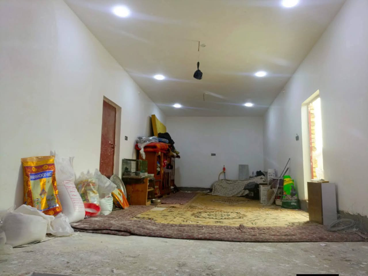 السلام عليكم 
دار للبيع مع قطعة ارض منفصله عن البيت سياج وباب منفصل
طابو زراعي سند ٢٥
العنوان // بابل المدحتيه حي علي قماره على الجه اليسرى
سنة البناء /حديث
المساحة البيت //٢٦٠متر
نوع البناء طابوق السقف صب كونكريت اشراف مهندس مدني
بناء حديث
تحويل البيت ثاني يوم بعد الشراء
تفاصيل البيت طابقين ويتكون من
عدد الغرف 2
استقبال 
صاله كبيره
مطبخ حار وبارد
ممرات جانبيه وخلفيه
طارمه +حديقه 
صحيات داخليه و خارجيه
خدمات كامله 
الطابق الثاني غرفة نوم عدد ٢هيكل غير مسقف
السعر البيت //١٢٥وبي مجال
مساحة القطعه //٢٠٠متر
سعر القطعه //٣٥وبيه مجال
ملاحظة يباع البيت مع القطعه أو من غير القطعه 
للاستفسار
مراجعة مكتب دلالية وائل الهندي 
شارع ٦٠ قرب سلوان أبو الكاشي مقابيل فرع علي قماره 
*********** وائل الهندي
***********ابو علي
