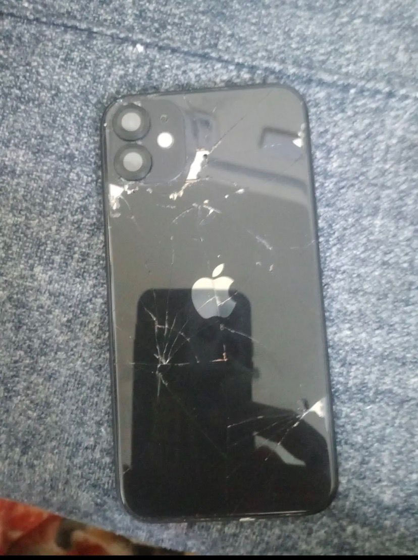 ايفون 11 عادي
مبدل بطاريه فقط
الاصليه 100
الذاكره 128 
 الون اسود 
السعر 300 وبي مجال بصيط
واتس فقط ***********
