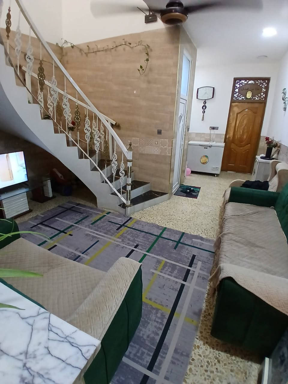 🏠 / دار للبيع مساحه ١٠٠م طابو صرف 

            واجهه ٥ م / نزال ٢٠ م 

الطابق الاول /  مطبخ . أستقبال . هول . غرفه نوم  . مجمع صحيات .

الطابق الثاني / غرفتين . هول . صحيات 

🌏 الموقع / شارع ٨٠ قرب مسجد الرحمن 
رقمي ***********
