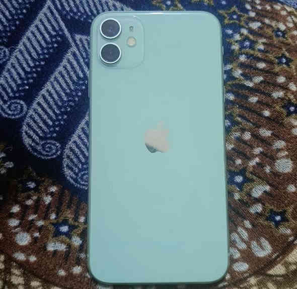 ايفون ١١ عادي للبيع 
ذاكره ٢٥٦ 
بطاريه ٧٧ فحصتهه ع الحاسبه 82 بلادي 
ممستبدل شاشه فقط وبيه هذا الخط الي ع اليمين بس 
فيس ايدي شغال كله شغال 
لون مميز 
ضهر بلادي 
جهاز راقي وكلش نضيف 
السعر ٢٥٠ الف 

للتواصل واتساب 
***********
