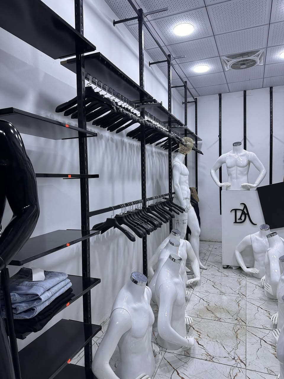 دكور محل للبيع متكامل وبيعلك بسعر مناسب ***********
