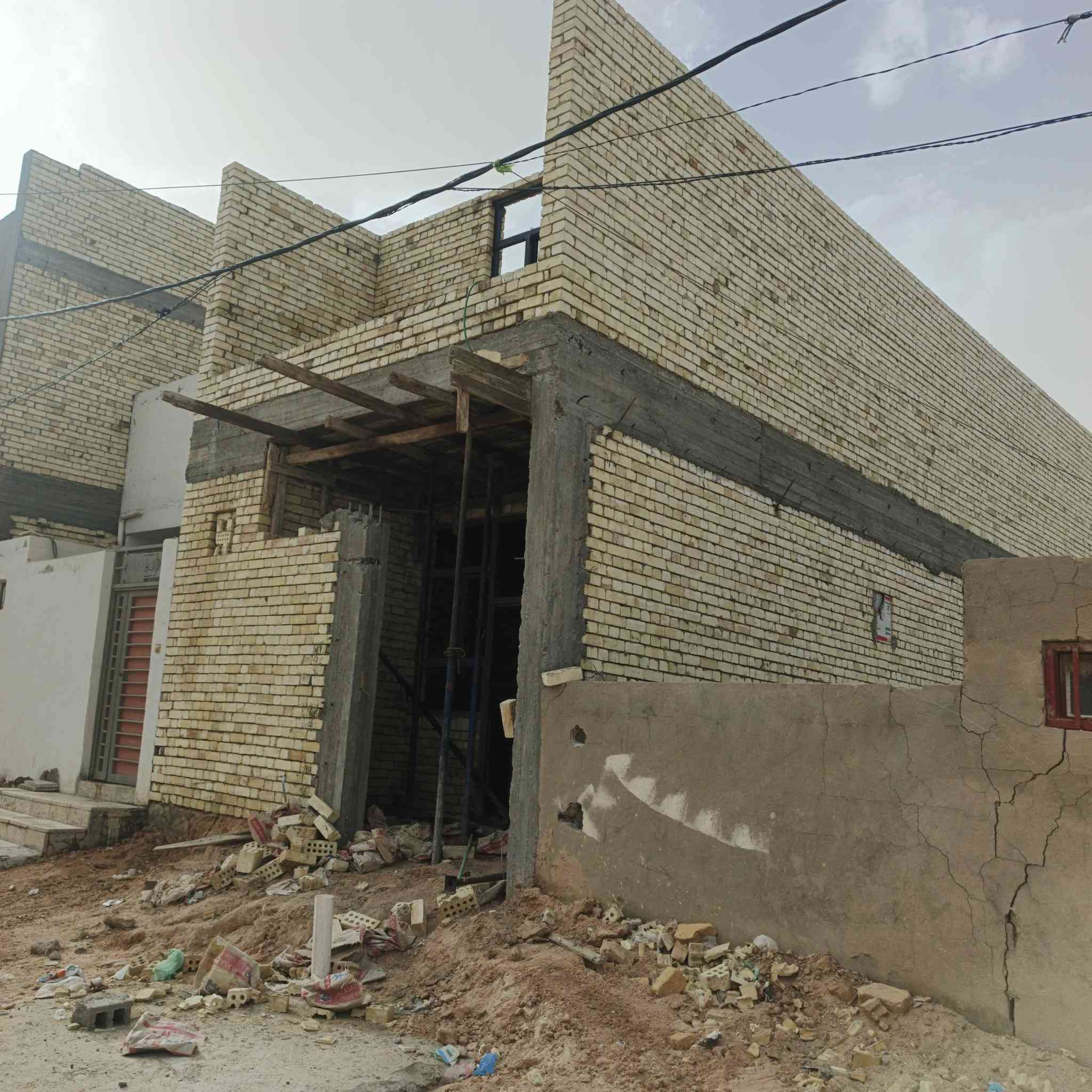 دار للبيع ١٠٠متر طابقين درجه اولى رقم العقار ٥٨٠٦١ اولى بيت من شارع ٦٠ مفتوح مباشر على شارع العرضي الأول قرب جامع الكوثر صب كونكرت خريطة مفتوحه باب دفتري كل تفاصيل البناء مصوره ٣ غرف نوم ٣ حمامات مطبخ صاله عدد ٢ استقبال سعر ١٢٠ مع مجال قليل سيد حيدر: تستلم مفتاح 🔑 كامل من كلشي للتواصل والاستفسار ‏‪***********‬‏
