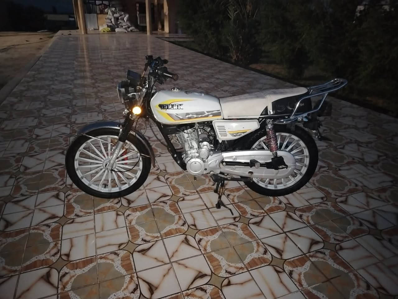 ‏📢 للبيع دراجة سونك سيفان موديل 2025 🔥
‏
‏🏍️ دراجة سونك باب أول ✨
‏✅ موديل 2025 ✨
‏✅ مكفولة كفالة عامة ✨
‏✅ حالة ممتازة جداً وما تحتاج أي مصروف ✨
‏✅ محرك قوي وأداء عالي ✨
‏✅ نظيفة جداً وجاهزة للاستخدام ✨
‏
‏📍 الموقع: ديالى – الخالص – التحويلة
‏
‏الدراجة فرصة للشراية، نظافة وكفالة وراحة بال، مناسبة للاستخدام اليومي . ✨
‏
‏📞 للاستفسار والمراسلة على الواتساب.
‏📞 (***********) ✨
‏
‏🔥 لا تعوض.. والبيع للشراي فقط 🔥
